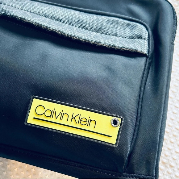 Calvin Klein NWT Black Logo Nylon Document Pouch - Picture 2 of 6